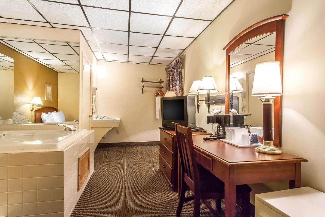 Rodeway Inn North Sandusky Εξωτερικό φωτογραφία